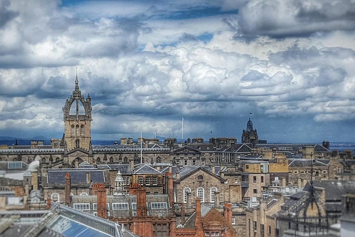 Explore the rich tapestry of Edinburgh’s Old Town where history unfolds among stunning architecture and hidden alleys revealing tales of poets philosophers and the darker shadows of the past.